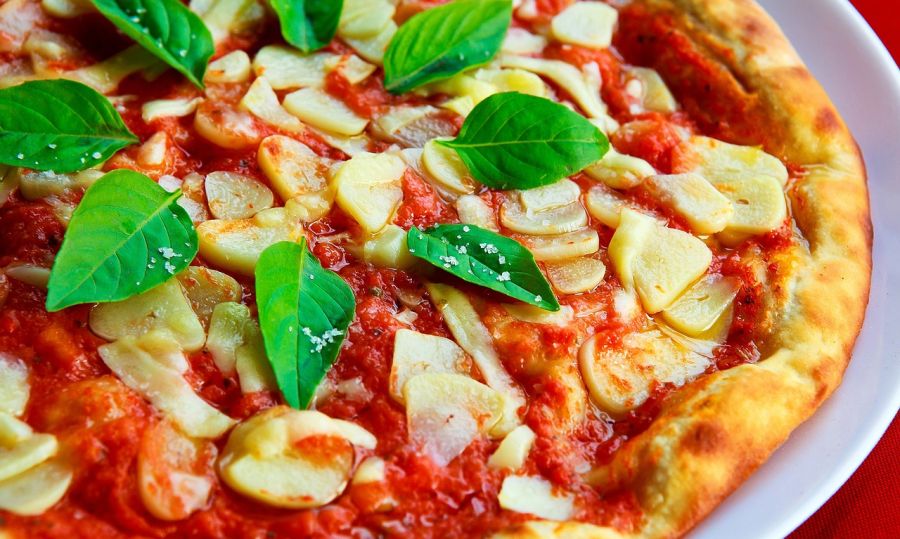 11 motivos para largar o trigo e o glúten - pizza com bastante molho de tomate e manjericão