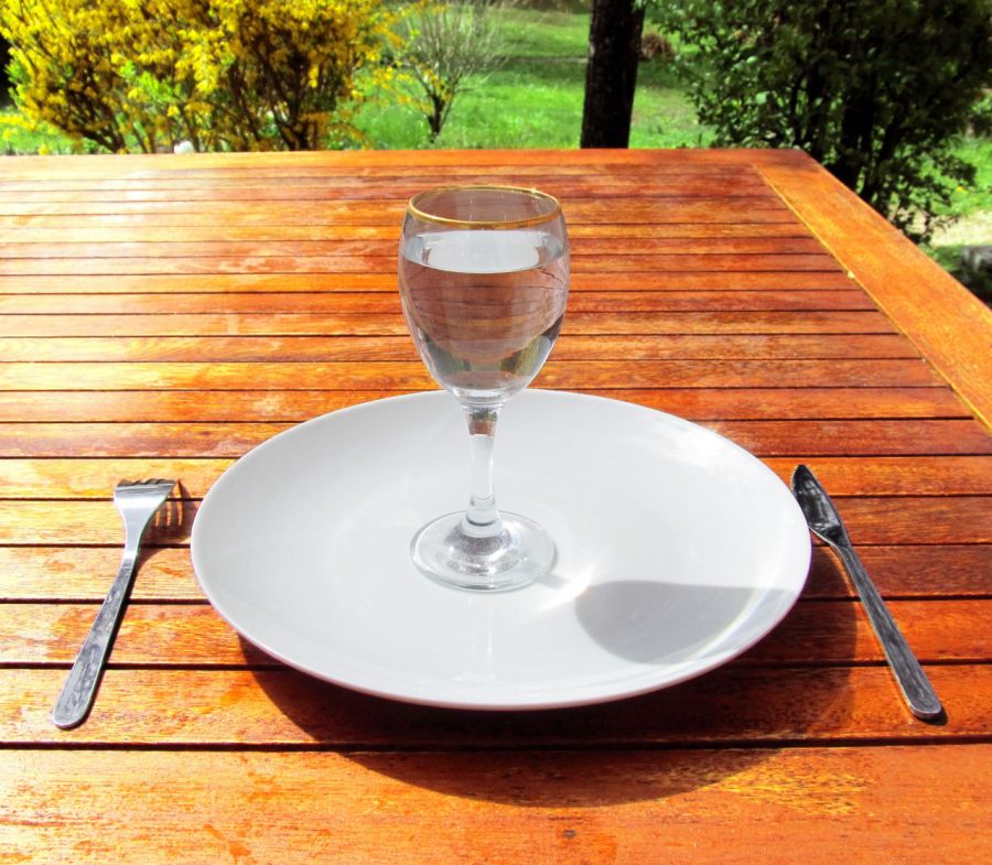 fasting_4-fasting-a-glass-of-water-on-an-empty-plate