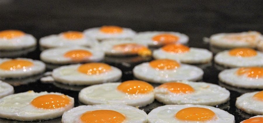 ovos são um clássico no café da manhã - podem ser preparados de qualquer maneira