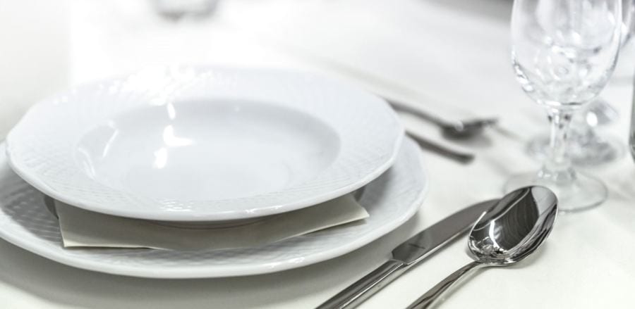 prato e copo vazios em cima da mesa para representar o jejum intermitente